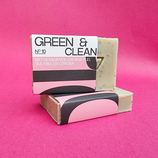Zeep met groene klei en tea tree en een lichte scrub van poppy seeds. Een goede zeep voor een vettere huid. Met druivenpitolie.