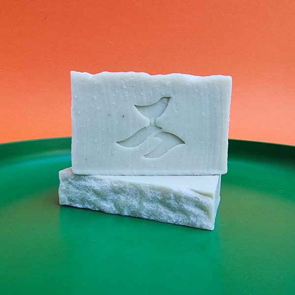 Zeep van Hotel Bitter & Zoet Veenhuizen, rozemarijn en salie en licht gekleurd met groene klei.