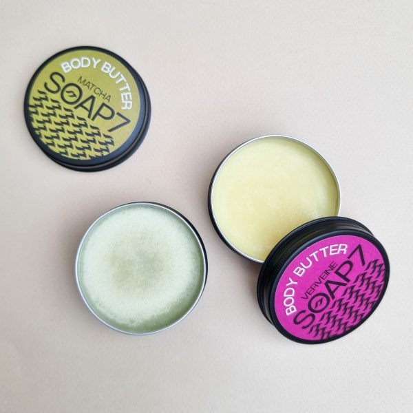 Twee blikjes body butter voor een voordelige prijs. Een butter met verveine en bijenwas en een butter met shea butter en matcha, kruidnagel en verveine.